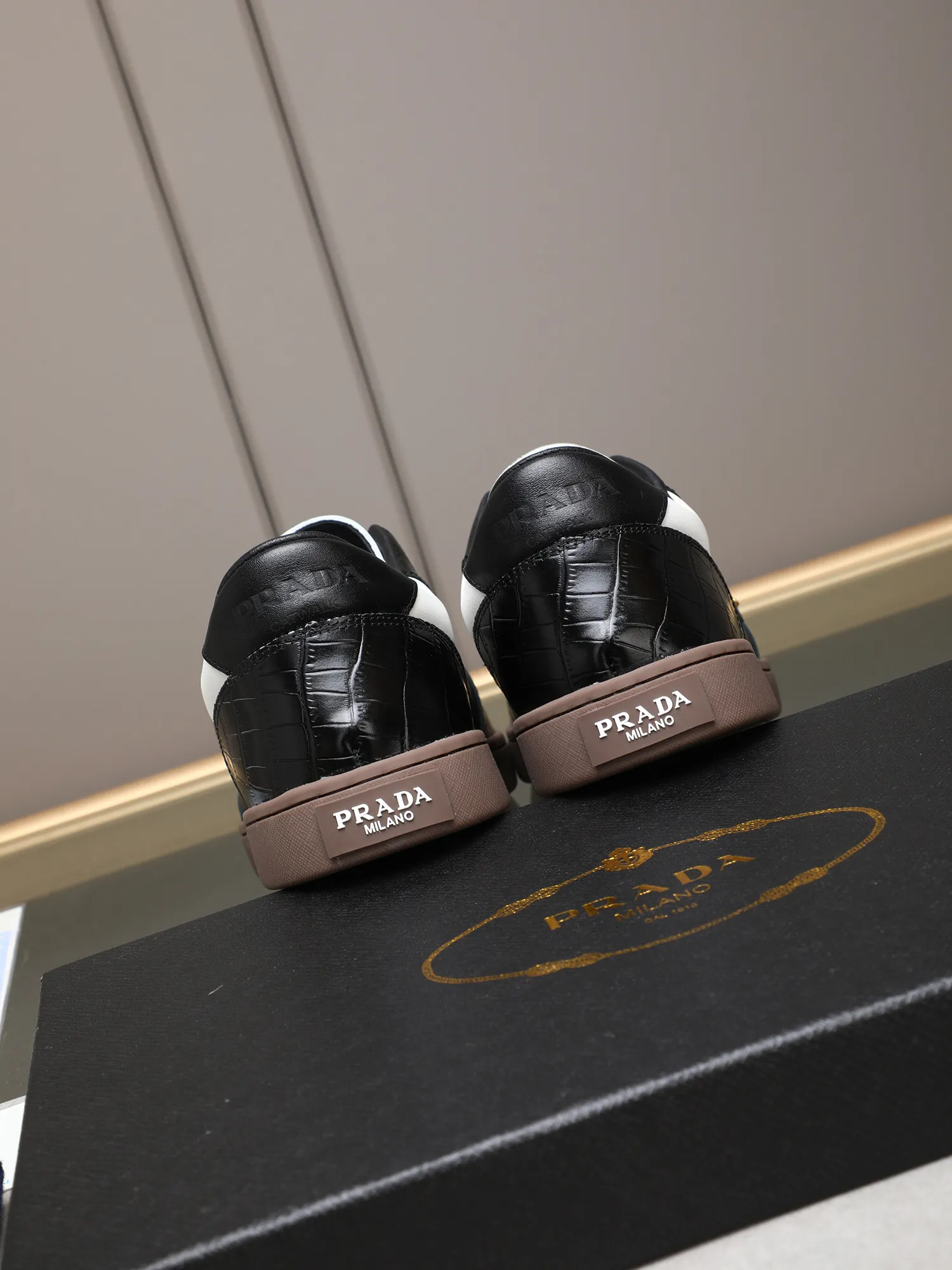 Men's shoes💰420💰 Brand: PRADA (Prada) Standard code: Men's code 38–44 (45 can be customized) Material: Original cowhide, breathable sheep lining Special outsole Style category: Men's fashionable casual sneakers Low-key luxury! Color: actual picture color